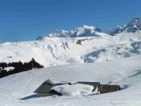 Depuis la croix mémorial, le barrage et une vue sur le Mont Blanc.