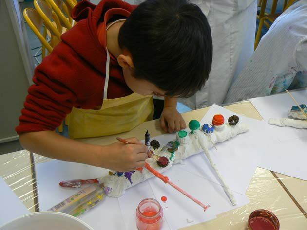 Travail de modelage en plâtre réalisé avec les enfants de maternelle GS de la classe d'Aurélie, école Ernest Renan B à Villeurbanne