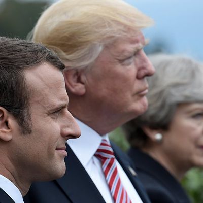 WWIII : MACRON aux USA, pour se raconter la Bataille de SYRIE. La France en Syrie est irresponsable et Macron est un suiveur de l'OTAN. Alors que l'OIAC découvre le Pot-aux-Roses de la coalition, les militaires se rendent compte que leurs armes ne marchent pas.