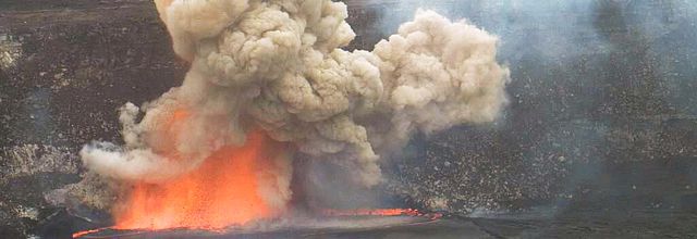 Kilauea : un effondrement et une explosion à Overlook crater