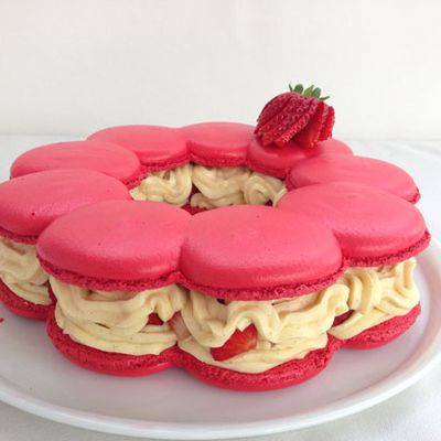 Gateau macaron fraise