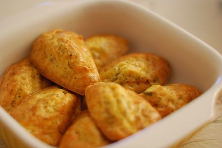 Madeleines aux crevettes, fromage et pavot