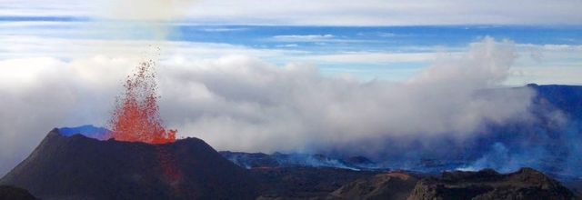 Eruptions au Piton de La Fournaise, au Nevado del Ruiz et au Santiaguito.