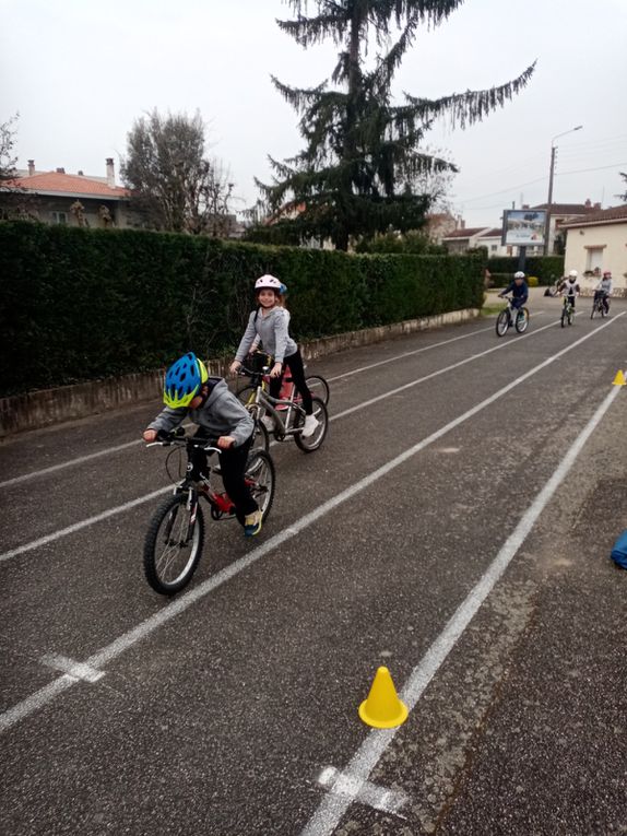 Quelques photos de nos entraînements vélos au stade avant nos exploits sur le bord du canal !