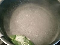 1 - Mettre le four à préchauffer th 7 (210°). Sculpter et tourner les pommes de terre façon champignons (Cf. article vidéo trompe-l'oeil), les blanchir dans une casserole d'eau bouillante salée 2 à 3 mn avec les feuilles de laurier. Les égoutter sur du papier absorbant ou un torchon. Mettre un bon filet d'huile d'olive dans une poêle, quand l'huile est bien chaude y faire rissoler les pommes de terre 2 à 3m, saler, poivrer et remuer. Mettre au four votre poêle (si elle va au four) sinon transférer les pommes de terre dans un plat en verre (ou autre) allant au four et laisser cuire 25 à 30 mn environ th 7 (210°). 