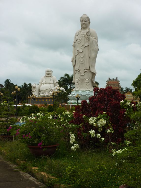 Mekong delta. 
1st day : crossing the delta, to arrive at Can Tho before evening.
2nd day : continuing visit of the delta : floating market of Can Tho, noodle factory, garden, crocodile farm, temple.
3rd day : towards Cambodia via the Mekong delta