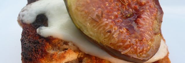 Qui aime les figues ? Tartine figue-mozzarella au cumin