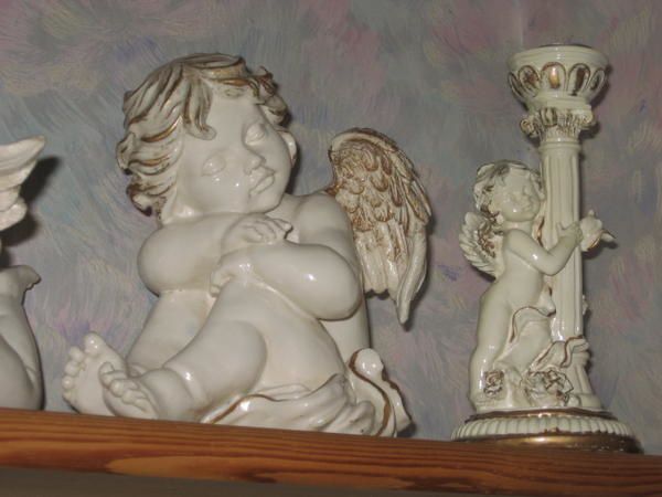 <p><em>Voici la collection d'anges de ma fille coralie, vous comprendrez pourquoi je cherche des grilles avec anges, d'ailleurs merci pour celles que j'ai re&ccedil;ues !!!</em></p>