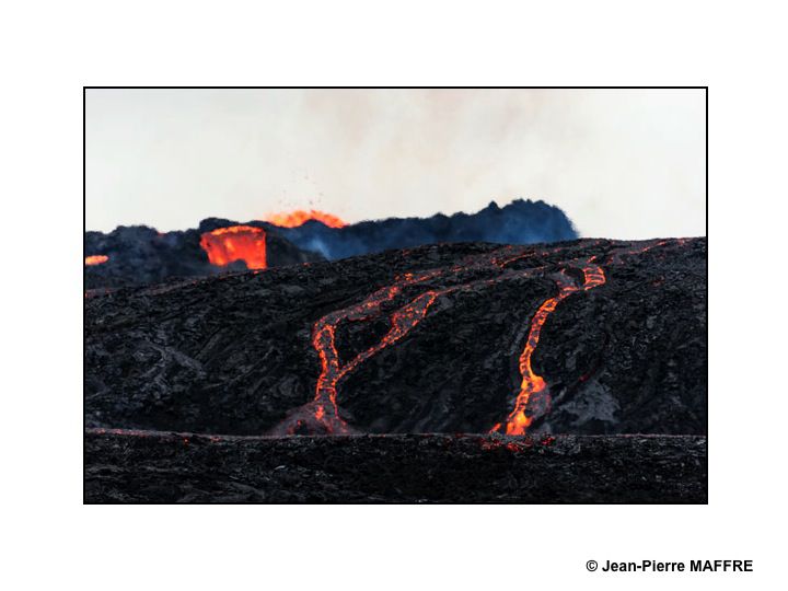 Au printemps 2021, après 800 ans d'inactivité, le volcan Geldingadalur nous offre de spectaculaires torrents de lave qui pourraient durer des années.