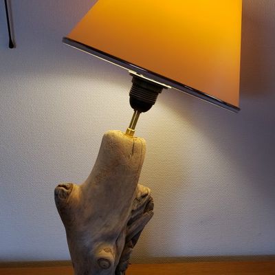 Lampe bois penché