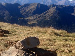 Sur cette photo, à droite, au second plan : Massif de Hourgade vu du sommet du Templa (Barousse)