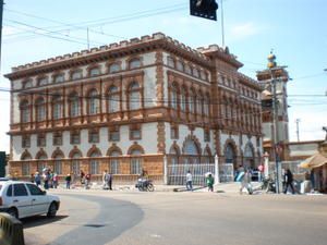 Chic et populaire à la fois, cette "Paris des Tropiques", au coeur de l'Amazonie, enchante par ses vestiges de la Belle Epoque cachés derrière une effervescence colorée et métissée. Beauté des traits indiens dans la cohue du quotidien, traces 