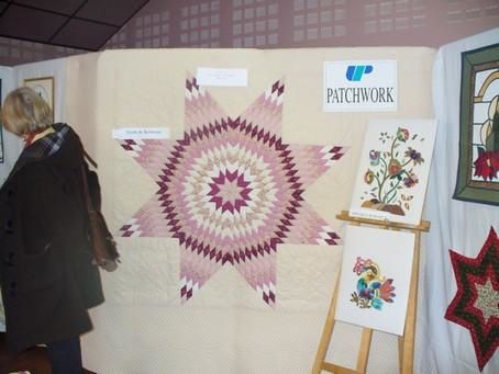 <p>Photos de l'exposition des Rameaux 2007.</p>
<p>Avec la participation des sections manuelles de l'Universit&eacute; Populaire du Neubourg : Broderie, Patchwork et Art Floral.</p>