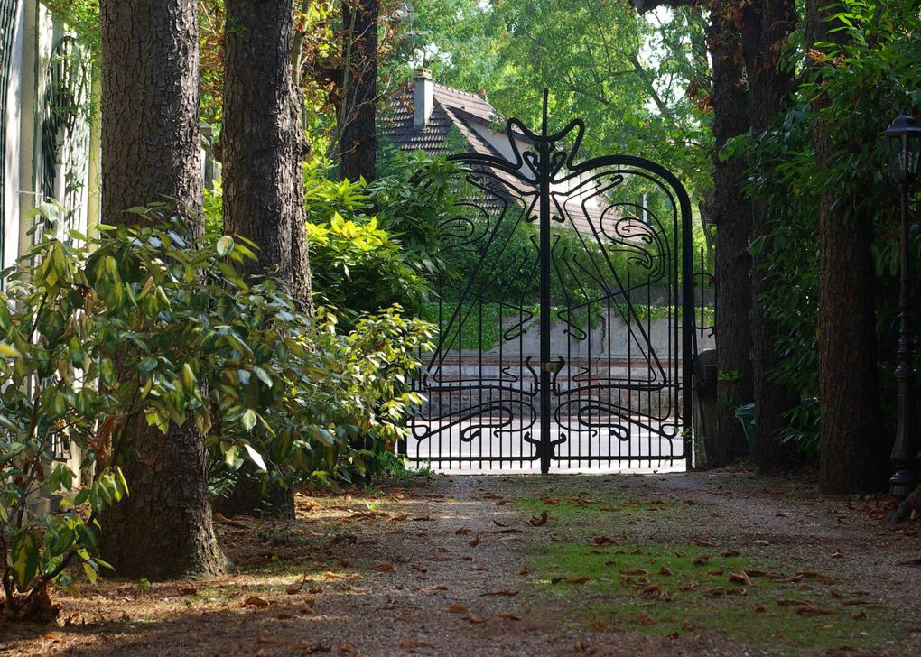 Voici des images de cette villa du Vésinet, en fait nommée la Villa Berthe, construite par l'architecte art nouveau Hector Guimard en 1896, contemporaine du Castel Béranger, à Paris. Cette villa ouvre les portes de ses jardins et de ses façades