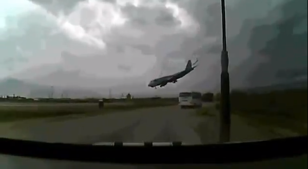 VIDEO. Un crash d'#avion filmé en direct en Afghanistan