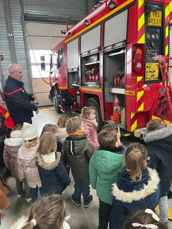 Léandre a même eu le privilège de porter le casque de son papa😉. A notre actif, la Police Municipale et les pompiers. Si vous avez vous aussi un "métier passion" et que vous souhaitez le présenter aux enfants, nous vous accueillerons avec plaisir.