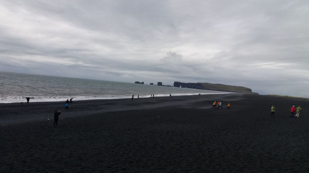 Reynisfjara: la Spiaggia Nera e la leggenda dei faraglioni (Islanda)