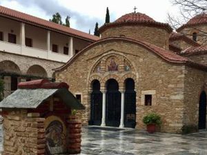 Le monastère de Kaisariani (en haut), le monastère du Pendeli (en bas à gauche) et le monastère de Daphni (en bas à droite)