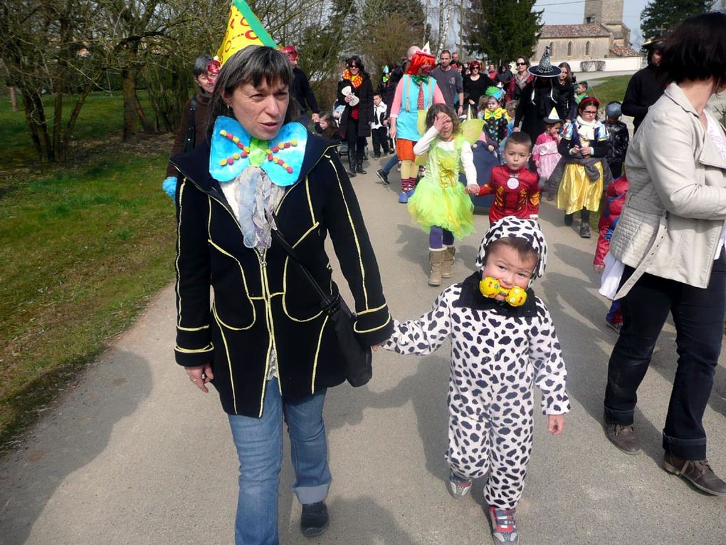 Beaucoup de couleurs au carnaval de la maternelle