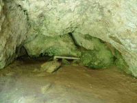 Après la traversée du Doron une sorte de caverne accessible par une fente dans le rocher.