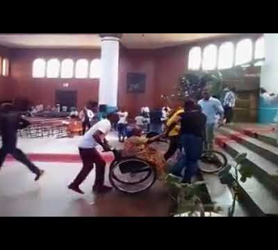 Vu dans les réseaux sociaux. Gaz lacrymogène lancé à la Basilique de Lubumbashi