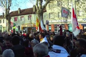 Rassemblement devant la fresque des expulsés à Billère (Vidéo)