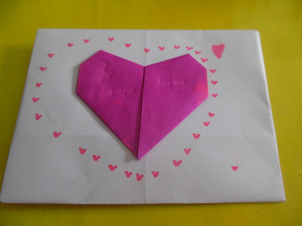 créations papier et origami : roue, éventail, médailles, personnages sandwich, enveloppes avec motif en relief
