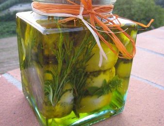 Fromages de chèvre marinés à l'huile d'olive