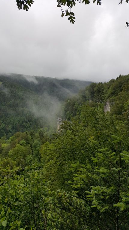 Départ sous une légère pluie dimanche, une journée couverte mais tout de même agréable avec une température douce (pour un mois de Juin!!). Des passages difficiles...et très impressionants.