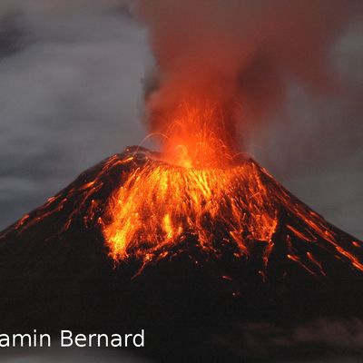 (A106) Pourquoi les volcans entrent-ils en éruption ?