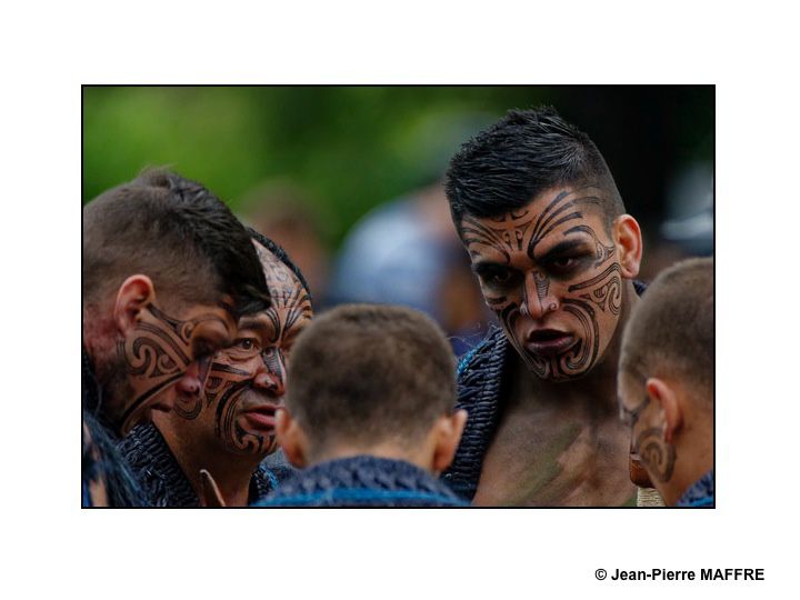 Les guerriers Maoris de Nouvelle Zélande, en tenue traditionnelle, le visage grimé, torse et pieds nus, brandissant des lances en hommage à leur participation lors de la 1ere guerre mondiale. Paris, le 14 juillet 2016.