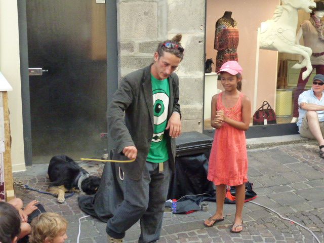 Au festival de théâtre de rue d'Aurillac , rencontres inattendues, poésie, bonheurs, gastronomie. Pas d'âge pour y participer. 