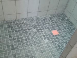 Du gris aussi pour le carrelage du receveur qui lui est plus foncé......  A SUIVRE....