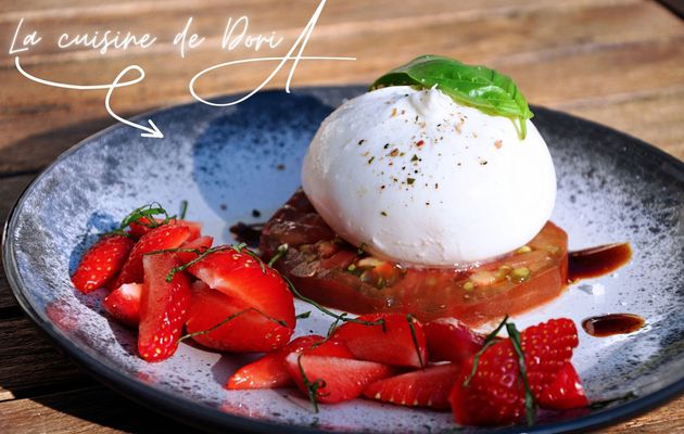 Burrata, fraises et tomate ancienne à la crème de vinaigre balsamique