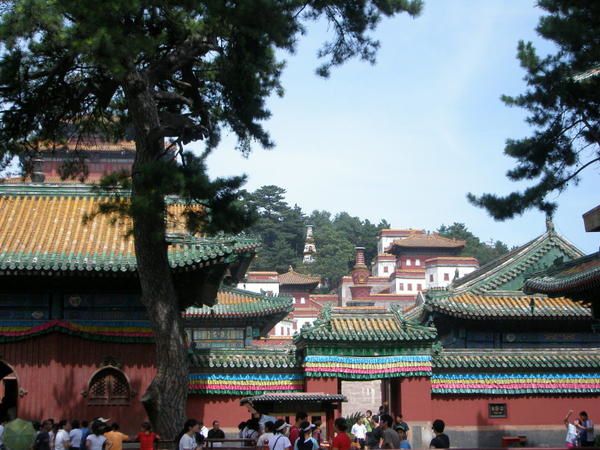 La première partie des photos montrent le magnifique parc impérial de Chengde avec son ancien palais d'été. La seconde partie des photos est consacrée aux temples lamaïques, situés tout près du parc, en fait. Ils sont immenses, je n'ai donc p
