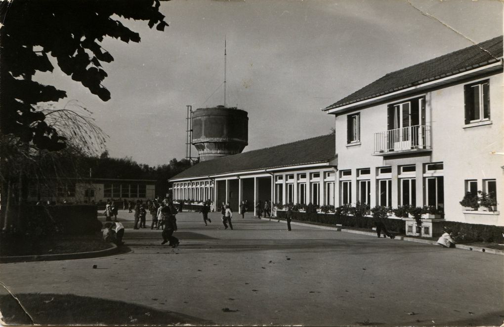 Images des écoles successives aux Essarts