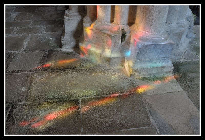 L'intérieur de deux églises (Semur en Auxois et Chablis) éclairées par le soleil à travers les vitraux multicolores.