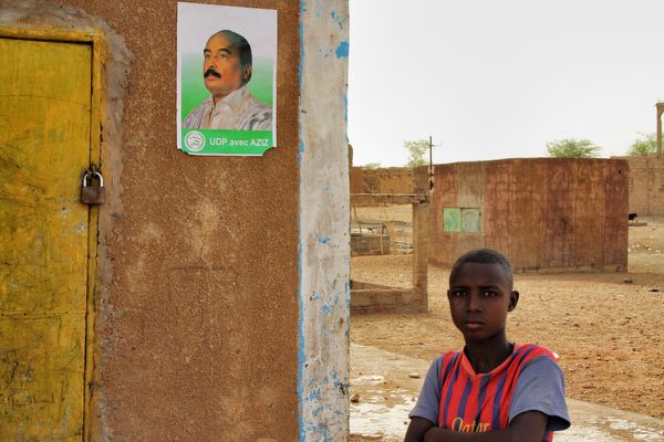 Un enfant devant un poster de campagne de Mohamed Ould Abdel Aziz.