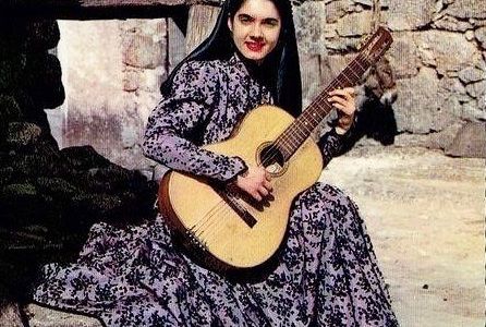 LA FEMME À LA GUITARE.