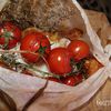 Papillote de dos de cabillaud sur un lit de thym-romarin, tomates grappe et figues rôties au beurre salé.