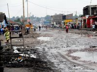 De g à dr: Centre-ville et Kimbanseke à Kinshasa - Une route en Ituri