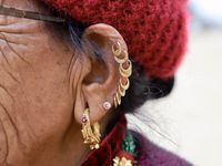 Pokhara, c'est une porte pour les marcheurs inlassables, les forçats du godillot, les Forest Gump du dénivelé et les avaleurs de kilomètres...à partir d'ici tout est possible, les Dieux sont prévenus, on va venir taper à leur porte...mais c'est aussi un lac paisible coloré de barques sympathiques, le lac Phewa Tal, où un "Charon" bien intentionné nous emmène de l'autre côté pour une jolie balade vers la pagode de la Paix, sous le regard approbateur des Dieux, si les nuages nous laissent tranquilles bien sûr.