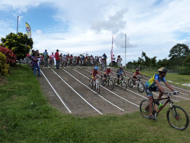 Ce samedi 22 décembre aura été l'occasion de partager un très bon moments avec les jeunes de l'école de VTT. Ils ont pu voir évoluer des champions et ont eu droit à leur père Noël. Merci à Antoine Seveur, le photographe