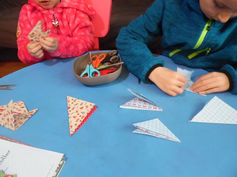 Même si Noël est passé, les enfants ont demandé de faire de nouvelles décorations... Découper, coller, plier, scotcher...