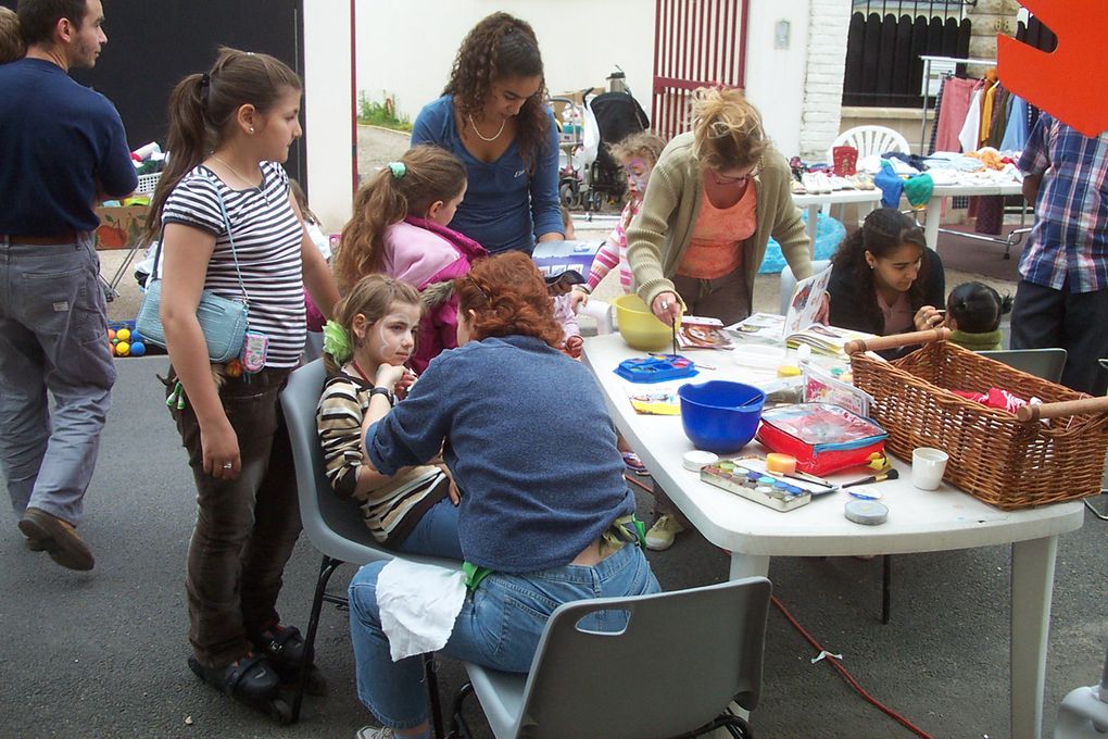 La Fête de la rue à lieu en juin depuis 9 ans, initialement un samedi, puis depuis 3 ans un dimanche. A cet effet, la portion de la rue située entre le carrefour avec la rue de Romainville et la bibliothèque est fermée à la circulation de 8h à