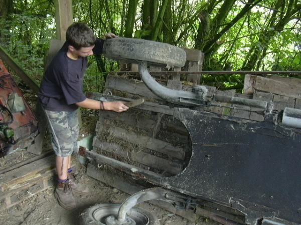 <p>Voici la première phase de la restauration : le démontage !!!</p>
<p>On peut voir l'état du chassis (notez le nid de rongeur !) et de la caisse !!!</p>
<p>Les commentaires sont les bienvenus !!! Merci.</p>
<p>Eric.</p>