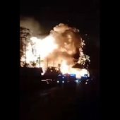 Momentul în care se produce cea de-a doua explozie la stația GPL din Crevedia. Zeci de pompieri au fost răniți VIDEO