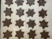 Étoiles de Noël sablées au chocolat et aux épices 