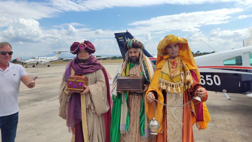 Reyes Magos llegaron en avioneta al Aeroclub de Valencia para brindar alegría a los niños y niñas de Carabobo