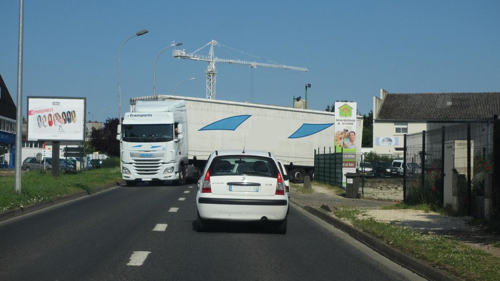 Blois - rue André Boulle - un poids lourd a toutes les peines à manoeuvrer en marche arrière dans la circulation ! 